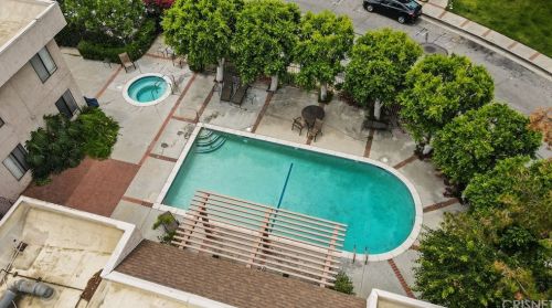 15215 Magnolia Blvd, Van Nuys CA  91403-1157 exterior