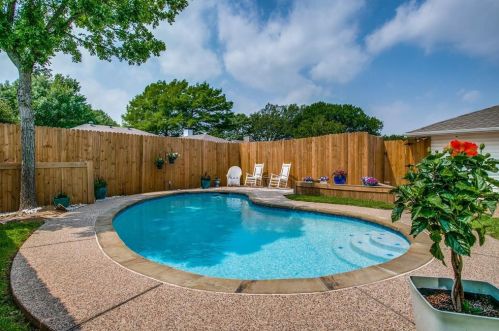 2702 Peach Tree Dr, Carrollton TX 75006-4735 exterior