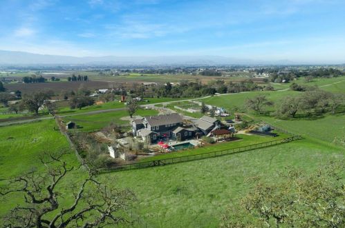 7670 Crews Rd, Gilroy CA  95020-9558 exterior