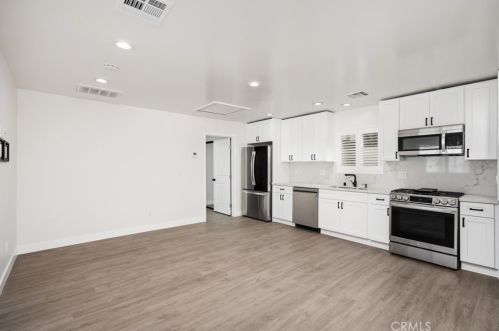 6340 Ventura Canyon Ave, Van Nuys CA  91401-0024 exterior