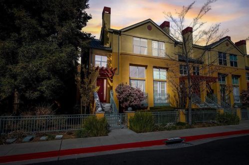 911 Camille Ln, Mountain View, CA 94040-2668