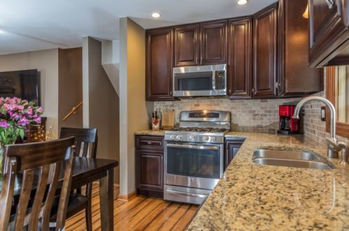 648 Michigan Ave, South Elgin, IL 60177-1030