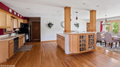 511 Willow Ln, Elk Grove Vlg, IL 60007-1745