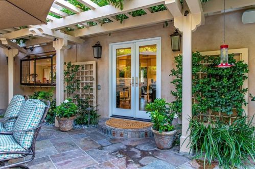 2010 Buckingham Pl, Glendale CA  91206-1401 exterior