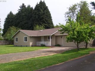 1869 Otto St, Springfield, OR 97477-2484
