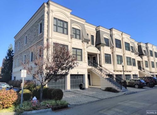 12 Marquis Ct, Edgewater NJ  07020-2900 exterior
