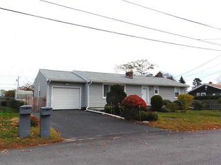 29 Ladeira Ave, Portsmouth, RI 02871-2503