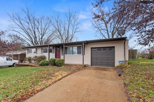 956 Altavia Dr, Hazelwood, MO 63042-1202