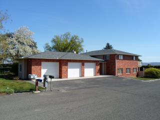 711 Scenic Bluff Dr, Yakima, WA 98908-1044