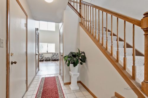 656 Whispering Oaks Ct, Palatine, IL 60074-2362