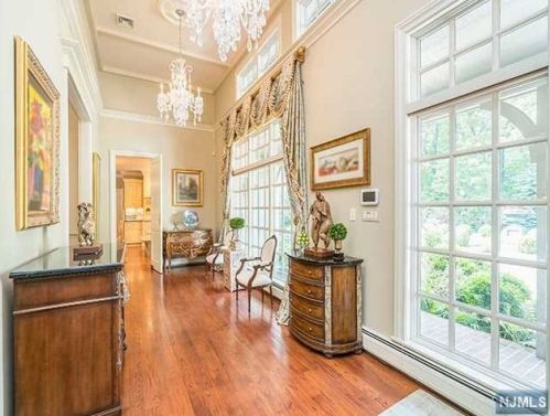 7 Old Farms Rd, Upper Saddle River, NJ 07458-3105