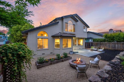 9575 Wellington Cir, Windsor, CA 95492-8529