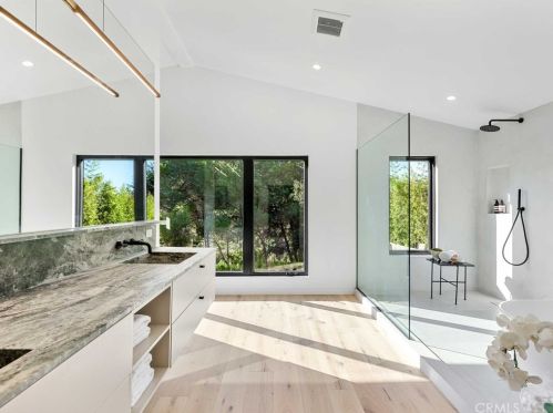 17252 Escalon Dr, Van Nuys CA  91436-4032 exterior