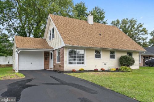 36 Peacock Ln, Willingboro, NJ 08046-2726