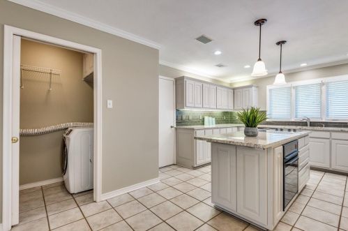 2711 Lakeview Ln, Carrollton TX exterior