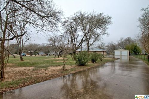 556 Pleasant Acres Dr, Seguin, TX 78155-8880