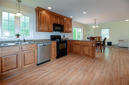 37 Waterford Dr, Sandown, NH 03873-2078