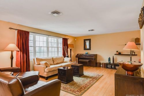 74 Avondale Rd, Hartford, CT 06117-1107