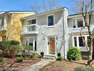 2037 Chadds Ford Dr, Herndon, VA 20191-4014