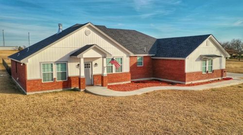 830 Mesquite St, Muenster, TX 76252-2327