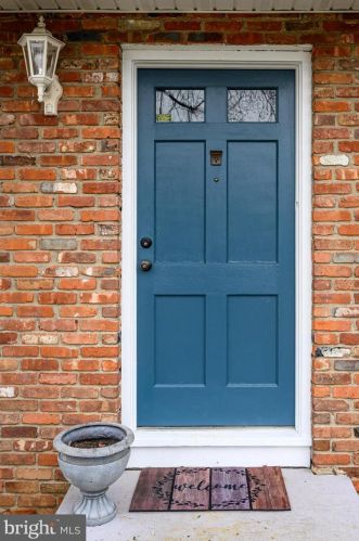 16 Gloucester Ln, Trenton, NJ 08618-1006