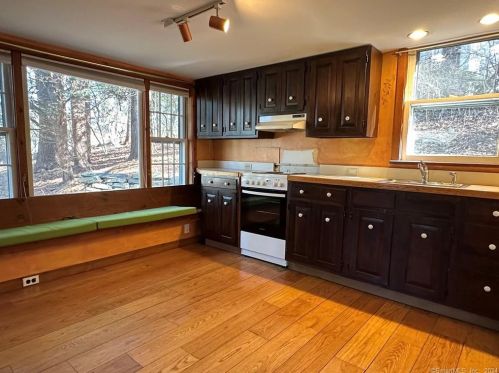 4 Silvermine Way, Norwalk CT  06850-1507 exterior