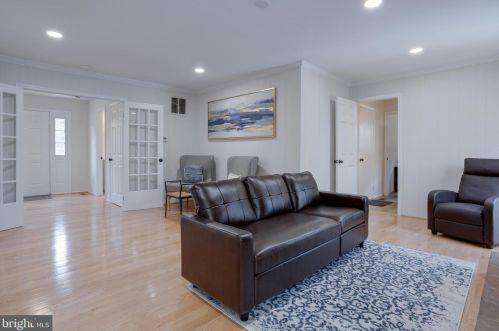 5707 Oak Leather Dr, Springfield VA  22015-2315 exterior