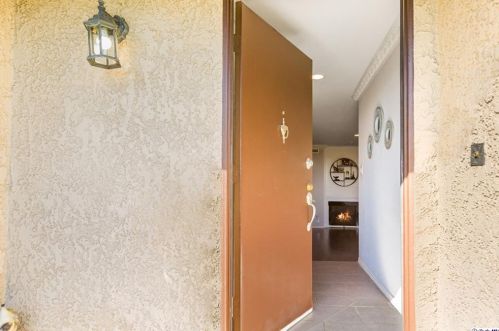 9634 Via Torino, Burbank, CA 91504-1405