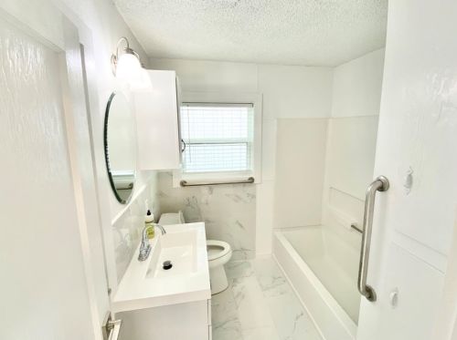 114 Hollaway Ave, Halsted, TX 78945-5038