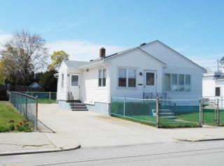 90 Perrin Ave, Pawtucket, RI 02861-2460