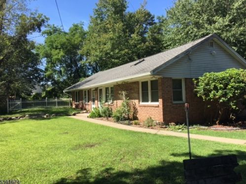 28 Lilchester Rd, Hopatcong, NJ 07843-1509
