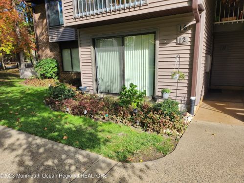 12 Lexington Ct, Tinton Falls, NJ 07701-5457