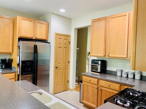 146 Goldenhill St, Carol Stream IL  60188-1303 exterior