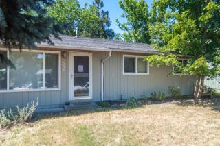 328 Cambridge St, Ashland OR  97520-1003 exterior