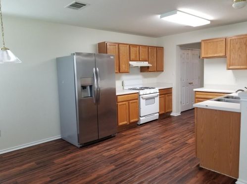 891 Goldenrod St, Uhland TX  78640-5458 exterior