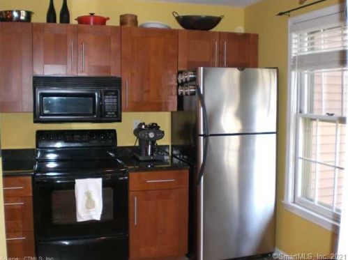 28 Newberry Ln, Glastonbury, CT 06033-2068