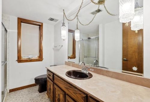 8401 Park Ave, Willowbrook IL 60527-6343 exterior