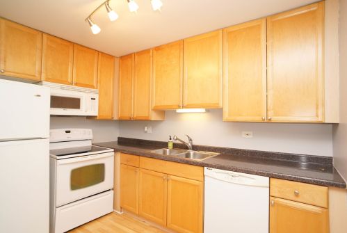 425 Osage Ln, Palatine, IL 60074-2304