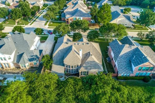 2561 Grn Oak Dr, Carrollton TX 75010-4221 exterior