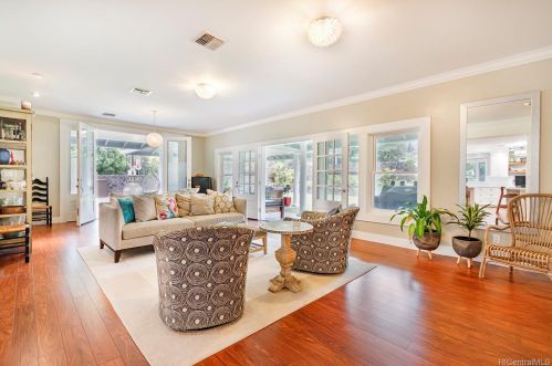 3627 Nuuanu Pali Dr, Honolulu, HI 96817-5218