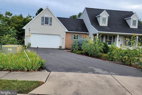 3300 Fox Meadow Dr, York, PA 17315-3757