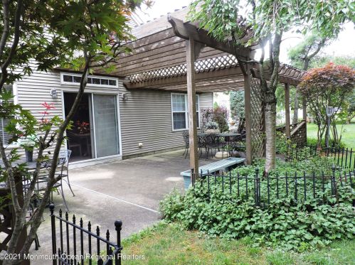 64 Drayton Rd, Lakehurst, NJ 08759-6052