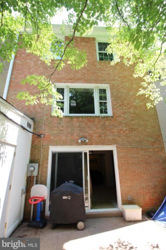 7676 Tiverton Dr, Springfield VA  22152-2018 exterior