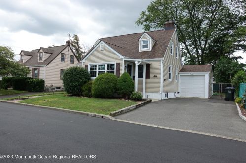 93 Walnut St, Avenel, NJ 07001-1820