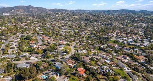 915 Alta Vista Dr, Vista CA  92084-5517 exterior