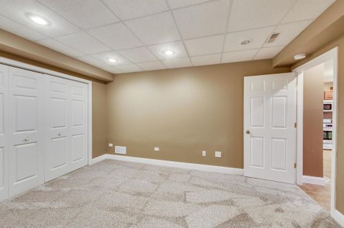 8901 Maple Ave, Willowbrook IL 60527-6469 exterior