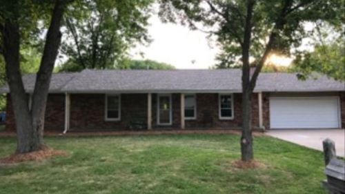 35 Devine Dr, Riverton, IL 62561-9627