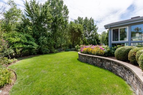 6529 Bentley Ave, Willowbrook IL 60527-1832 exterior