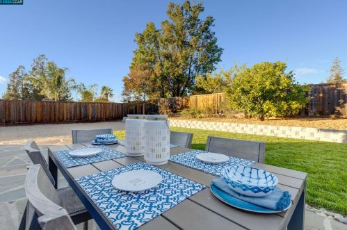 5209 Jomar Dr, Concord CA  94521-2341 exterior