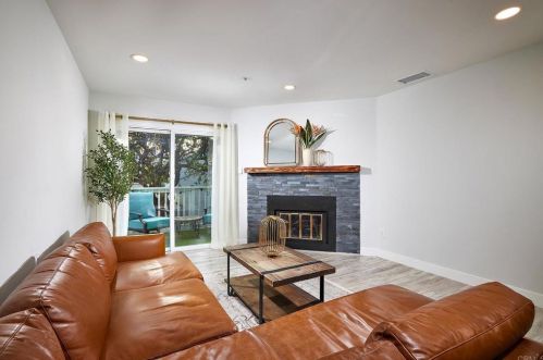 132 Mangano Cir, Encinitas CA  92024-2737 exterior